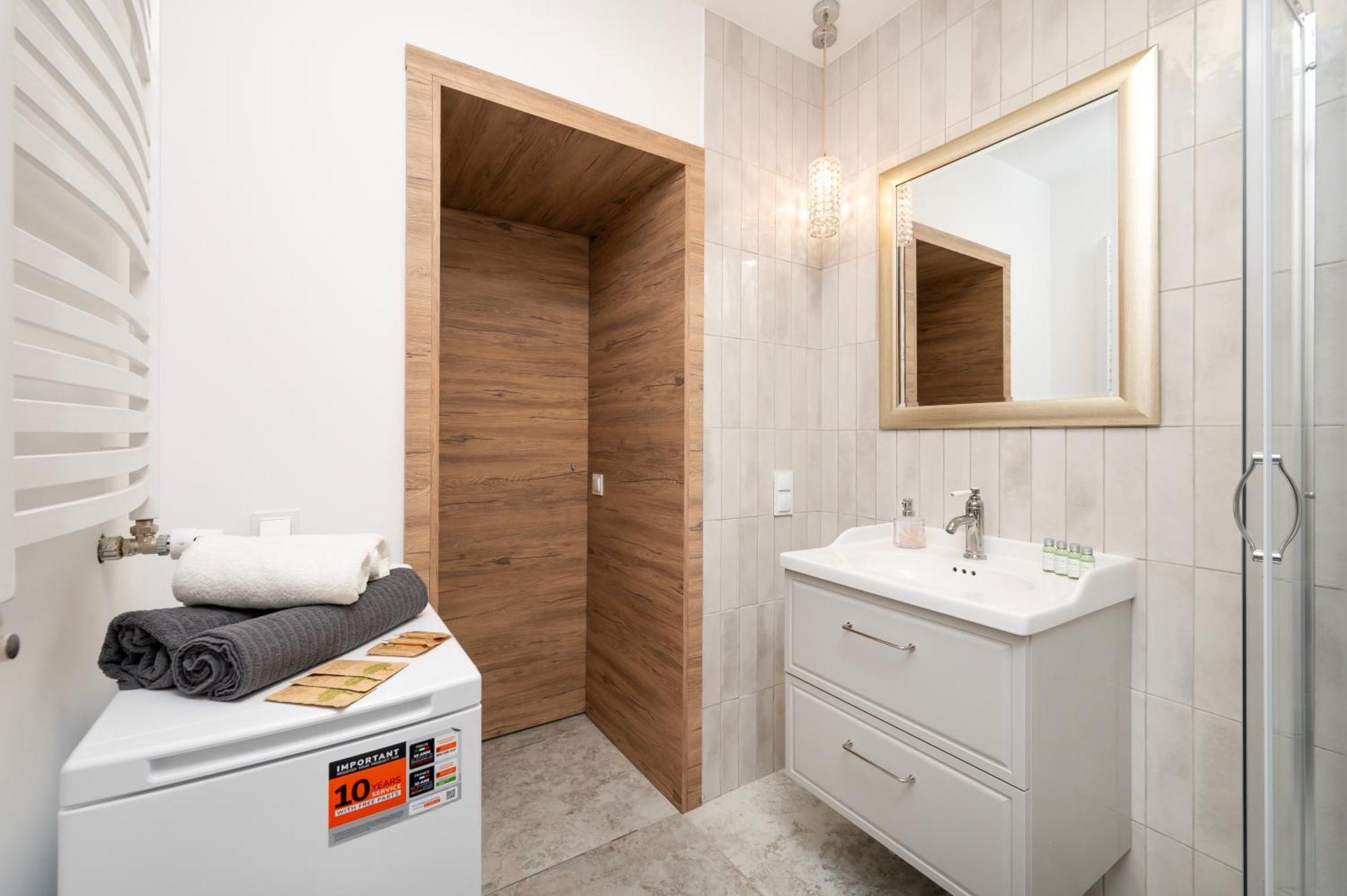 Lodz Jaracza Apt - Workspace, Parking, Park Nearby - By Rentujemy Екстериор снимка
